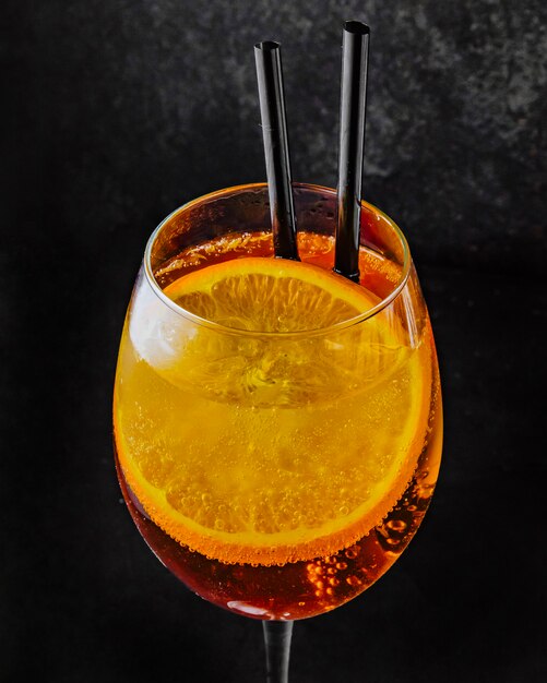 Aperol spritz prosecco aperol y rodajas de naranja vista lateral