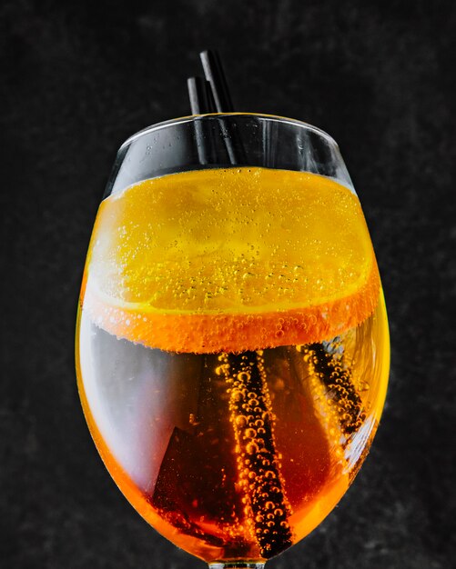 Aperol spritz prosecco aperol y rodajas de naranja vista lateral