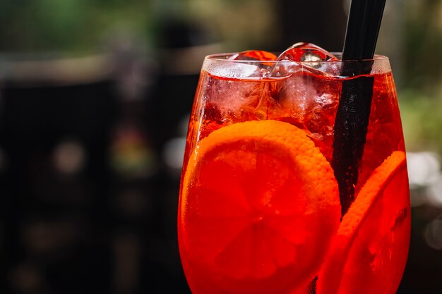 Aperol Spritz en rodajas de naranja Prosecco Soda Ice vista lateral