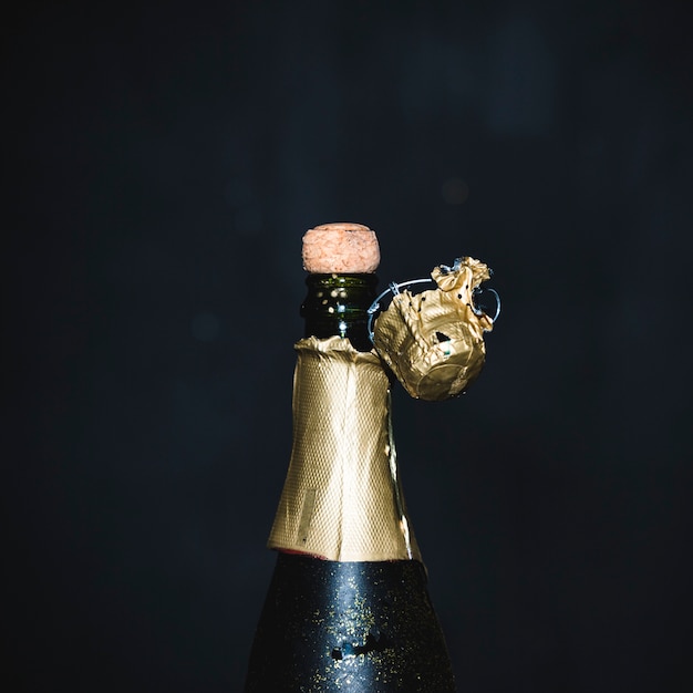 Foto gratuita apertura de botella de champagne.