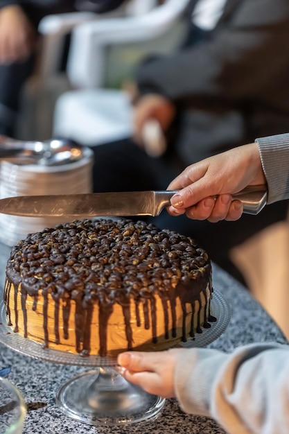 Foto gratuita apetecible pastel de chocolate casero en las manos de una mujer de primer plano