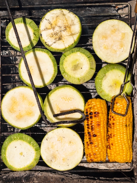 Apetitosas verduras frescas a la parrilla