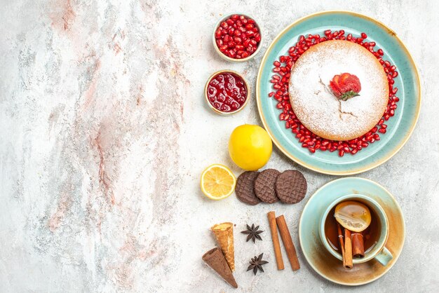 el apetitoso pastel el apetitoso pastel galletas de canela limón una taza de té