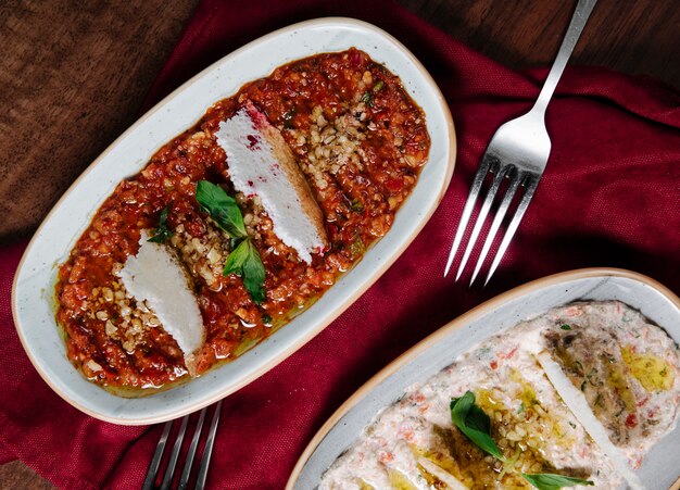 Apetizer árabe humus con yogurt y salsa de tomate con hierbas.