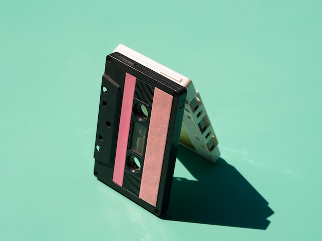 Foto gratuita apila cassettes a la luz con sombras