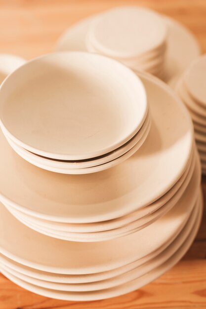 Apiladas de platos de cerámica hechos a mano.