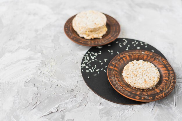 Foto gratuita apilado de pastel de arroz inflado con granos sobre fondo blanco con textura