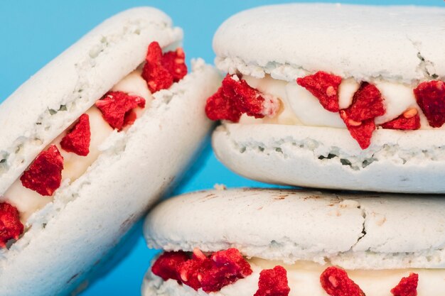 Apilados de macarrón blanco sobre fondo azul