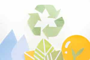 Foto gratuita aplicaciones de papel con logo de reciclaje