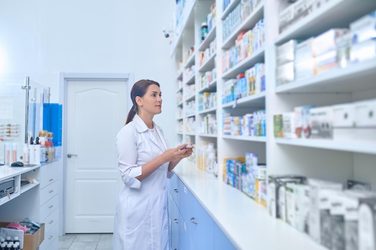 Apoteker wanita bekerja di toko obat