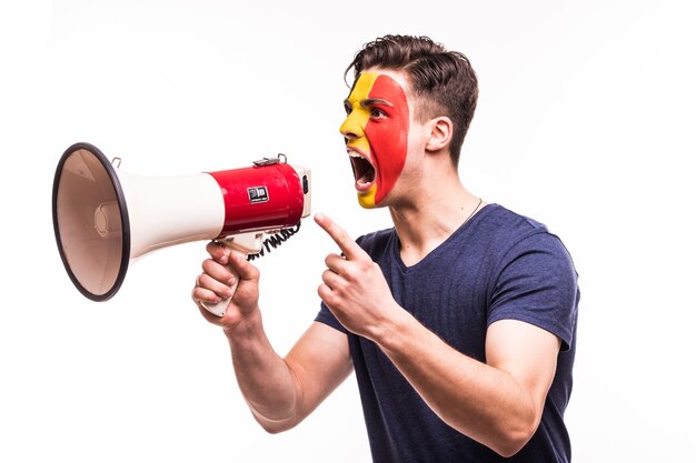 El apoyo del ventilador del equipo nacional de Bélgica con la cara pintada gritar y gritar en el megáfono aislado sobre fondo blanco.