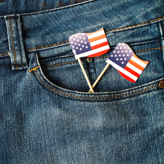 Apoyos de la bandera estadounidense en el bolsillo de los pantalones vaqueros.