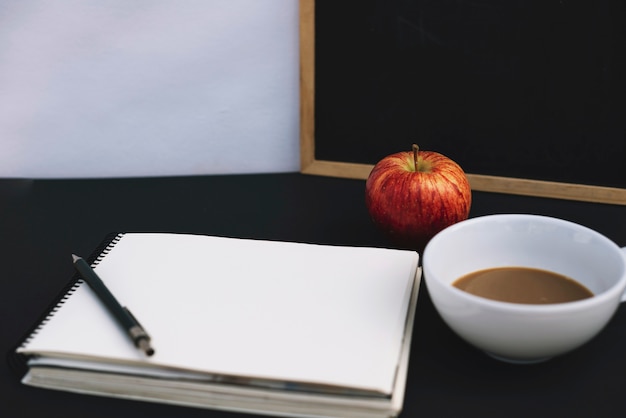 Foto gratuita apple y café cerca de la libreta