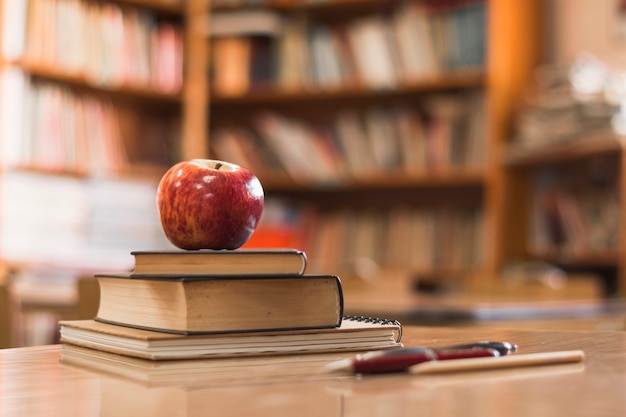 Apple en libros en la biblioteca