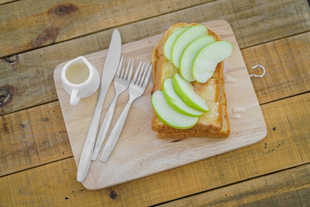 Apple con pan servido en la placa de madera