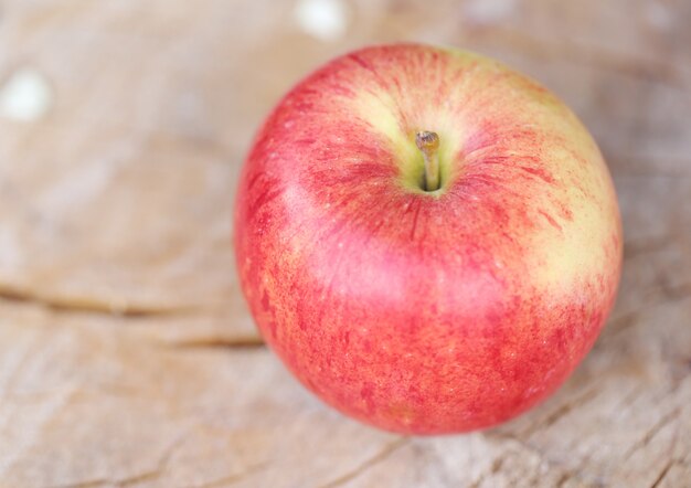 Apple en una superficie de madera