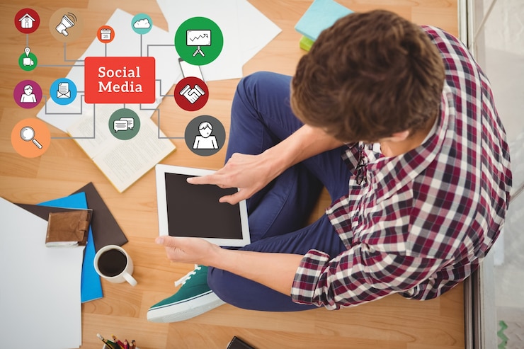 Foto gratuito apps lugar de trabajo medios de comunicación social que sostiene profesión
