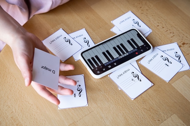 Aprenda teoría musical, solfeo y partituras con la aplicación de piano en su teléfono y tarjetas educativas.