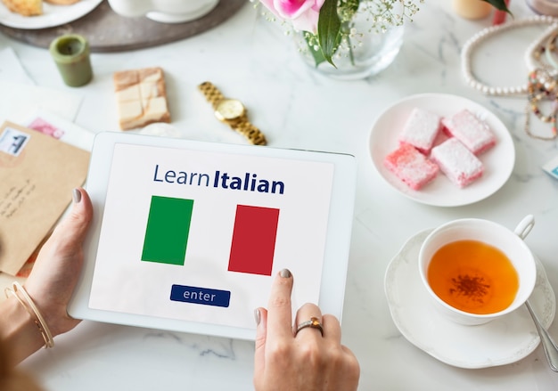 Foto gratuita aprender el concepto de educación en línea de lengua italiana