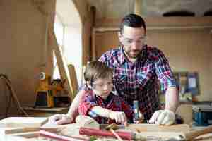 Foto gratuita aprendiendo a trabajar la madera