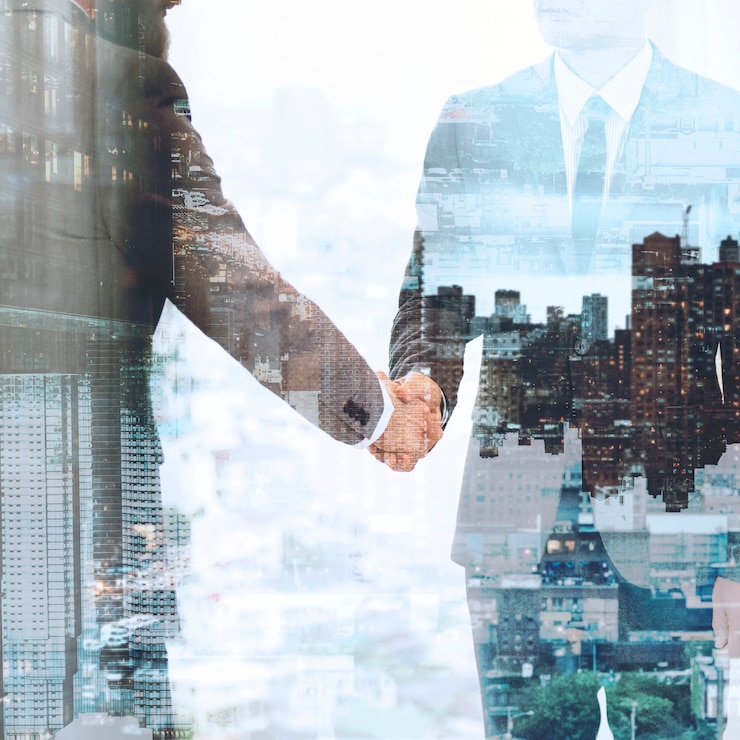 Foto gratuito el apretón de manos empresarial entre socios comerciales