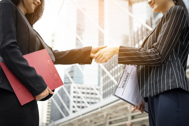 Foto gratuita apretón de manos de los hombres de negocios con compañero de trabajo, apretón de manos acuerdo de trabajo de socio de negocios juntos.