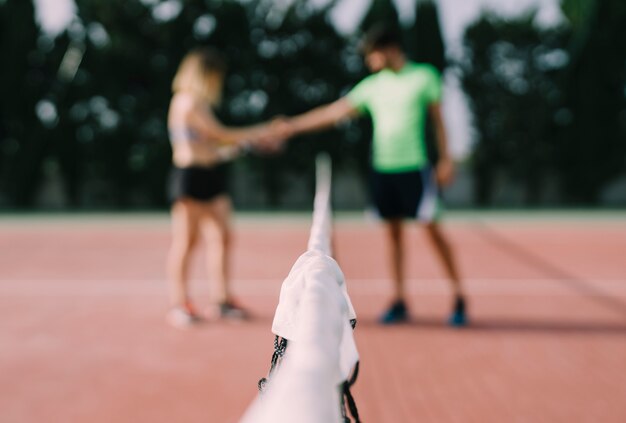 Apretón de manos entre jugadores de tenis