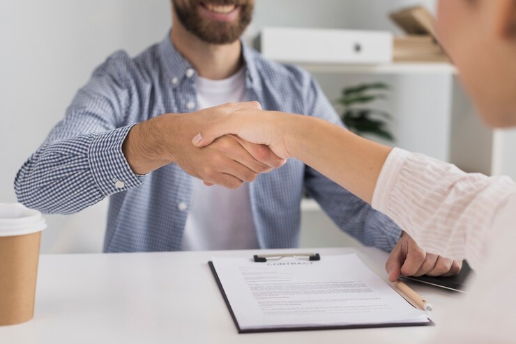 Foto gratuito apretón de manos de reunión de negocios de primer plano