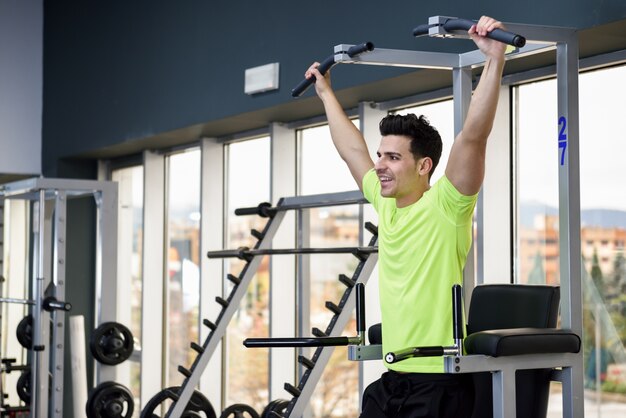 aptitud muscular de elevación del estilo de vida de gimnasio