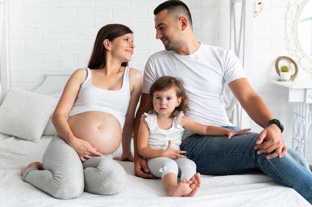 Apuesta arriesgada familia feliz pasar tiempo juntos en casa