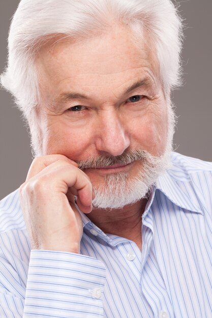 Apuesto anciano con barba gris