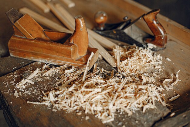 Apuesto carpintero trabajando con madera