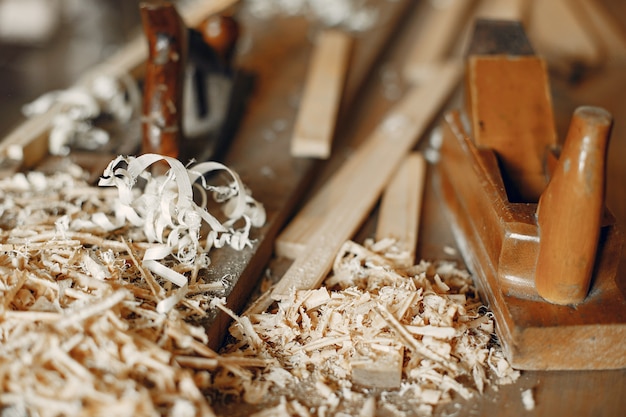 Apuesto carpintero trabajando con madera