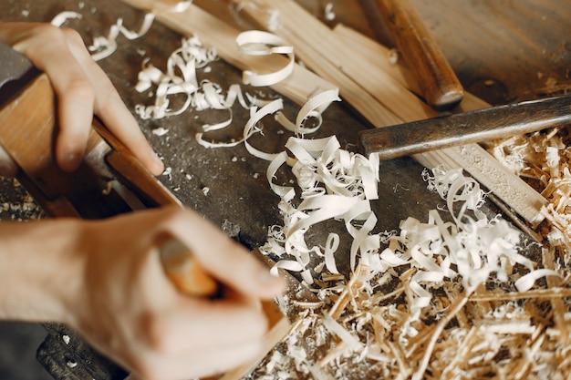 Apuesto carpintero trabajando con madera