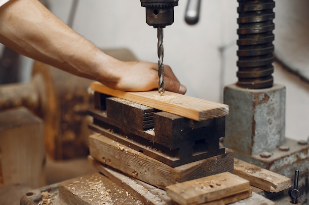 Foto gratuita apuesto carpintero trabajando con madera