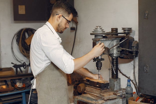 Apuesto carpintero trabajando con madera