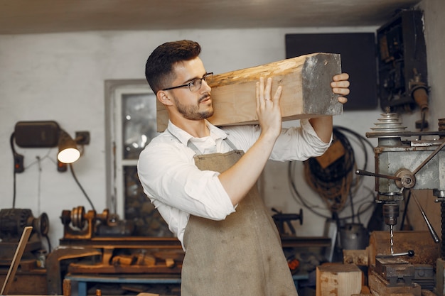 Apuesto carpintero trabajando con madera