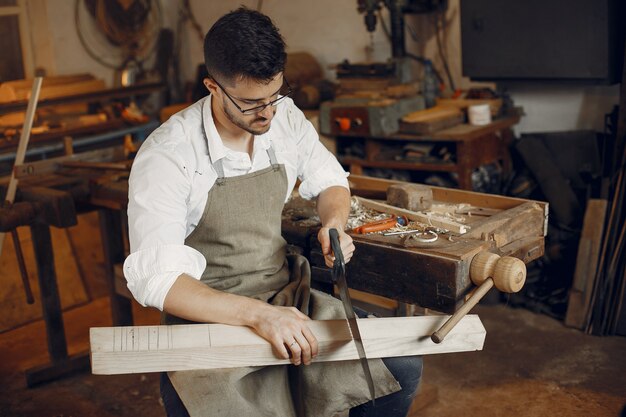 Apuesto carpintero trabajando con madera