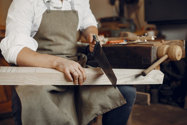 Apuesto carpintero trabajando con madera