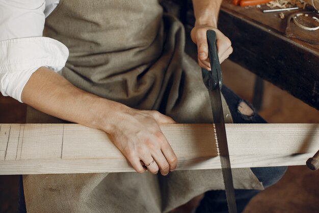 Apuesto carpintero trabajando con madera