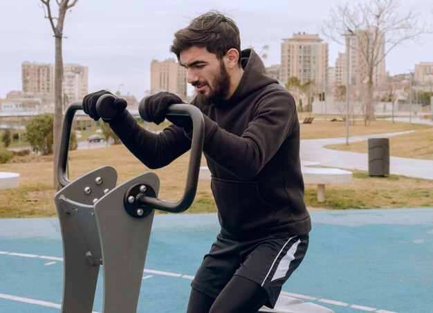 Apuesto deportista se para en el campo de fútbol y piensa Foto de alta calidad