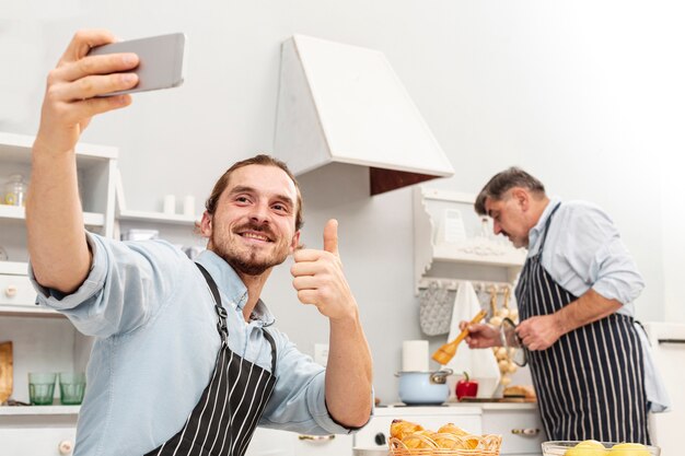 Apuesto hijo tomando una selfie con su padre