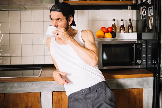 Apuesto hombre adulto en la cocina