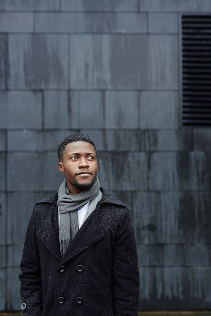 Apuesto hombre africano al aire libre