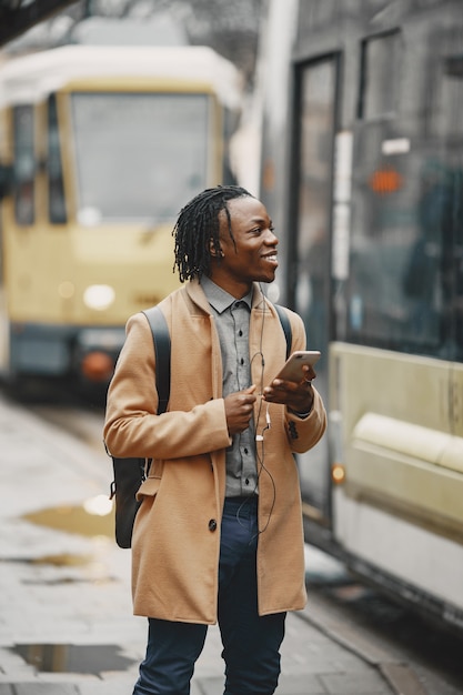 Foto gratuita apuesto hombre afroamericano en una ciudad de otoño