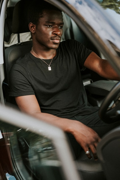 Apuesto hombre afroamericano conduciendo un coche