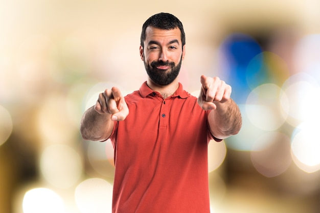 Foto gratuita apuesto hombre apuntando hacia el frente