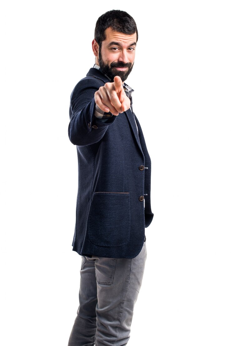 Foto gratuito apuesto hombre apuntando hacia el frente
