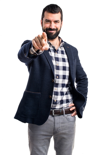 Foto gratuita apuesto hombre apuntando hacia el frente