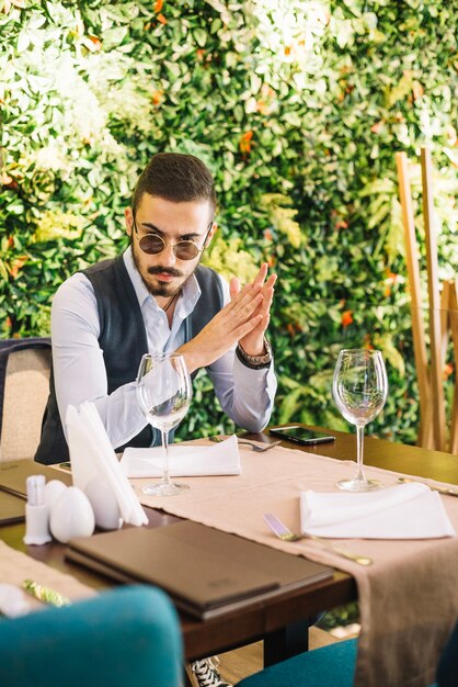 Apuesto hombre elegante en el restaurante